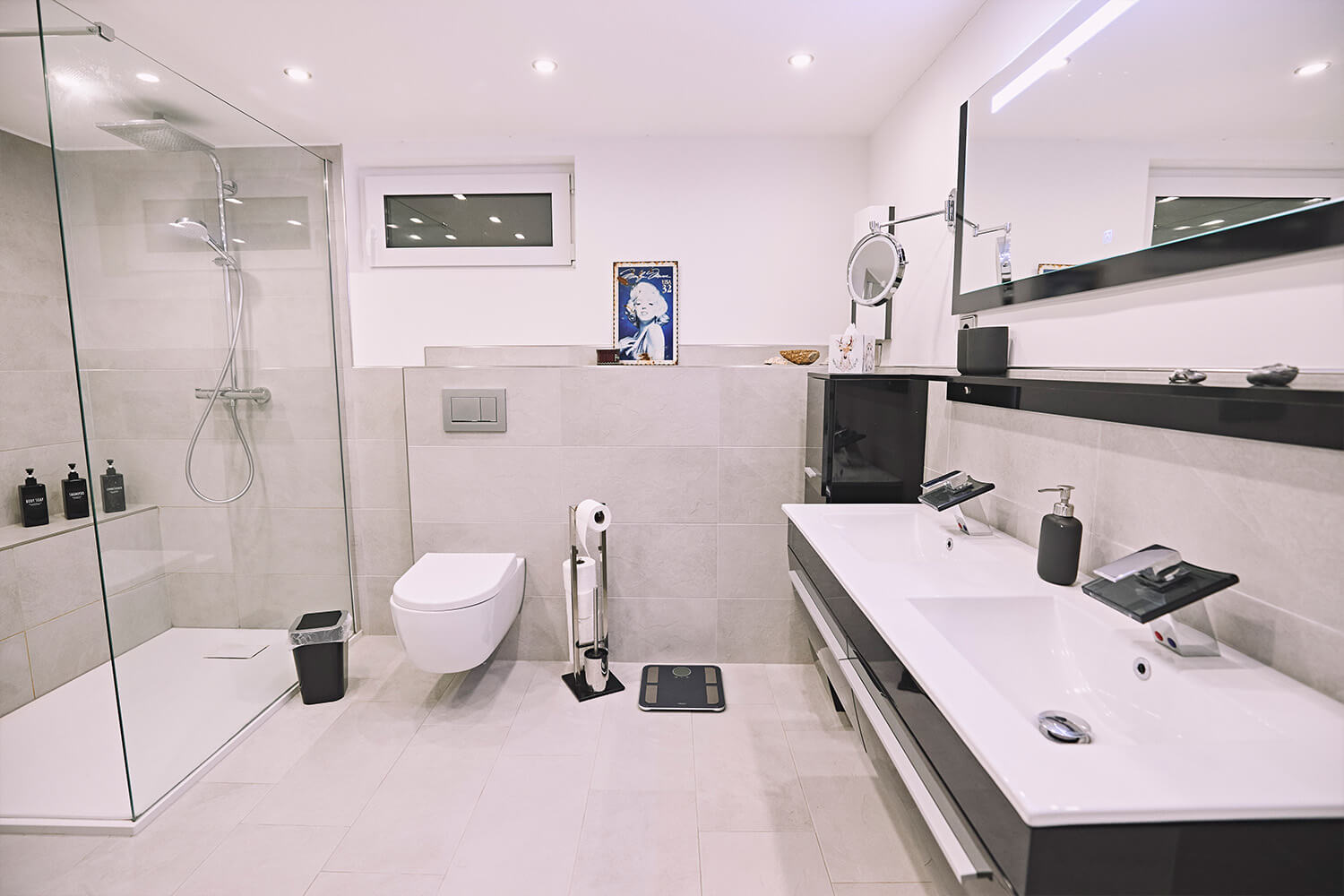 Bildstein's Bed & Breakfast Ferienwohnung "Dharamsala" Badezimmer mit Dusche