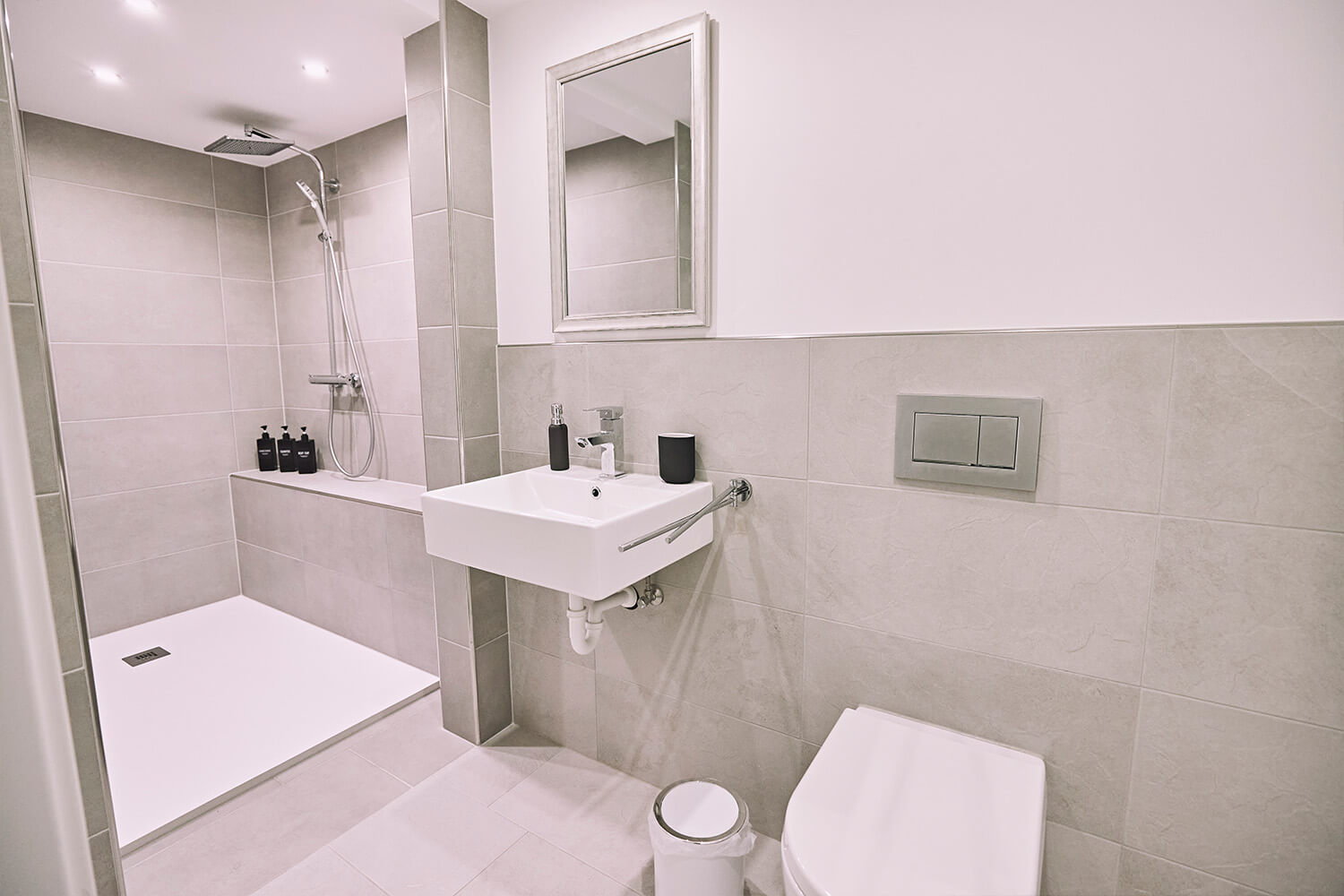 Bildstein's Bed & Breakfast Ferienwohnung "Dharamsala" Badezimmer mit Dusche
