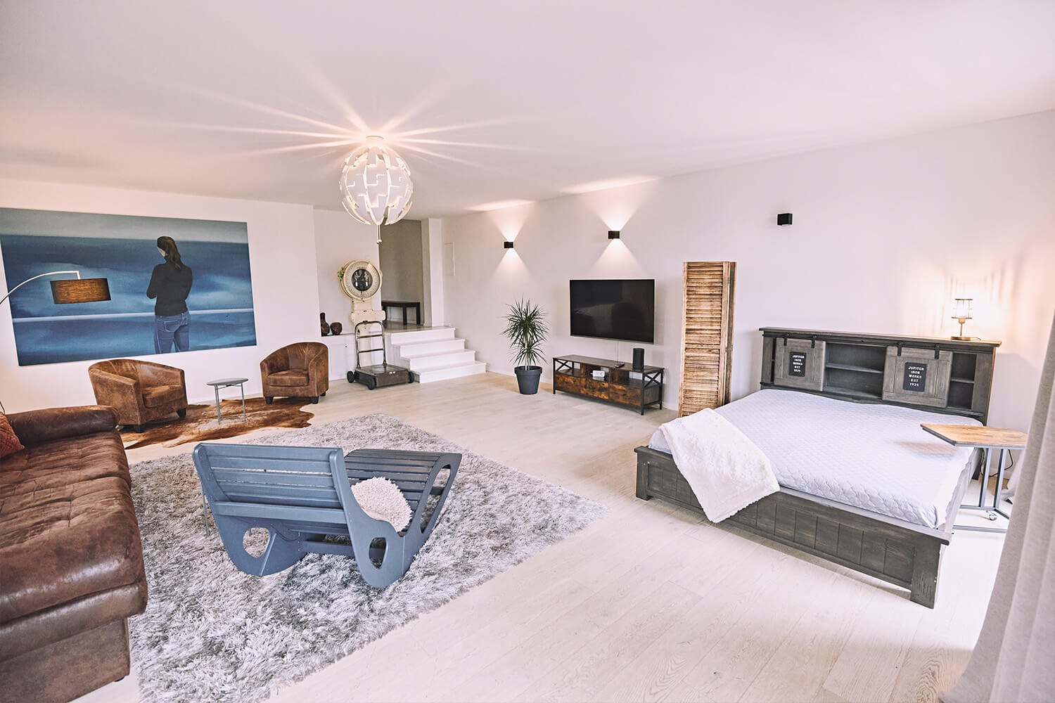 Bildstein's Bed & Breakfast Ferienwohnung "Dharamsala" Wohnzimmer und Doppelbett